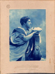 Eugene Atget (1857-1927) Photograpie du globe : Portrait of John Sanford Saltus (1853-1922) [H RA 1892-1922] in costume as a Roman, possibly as Julius Caesar, 1905.
