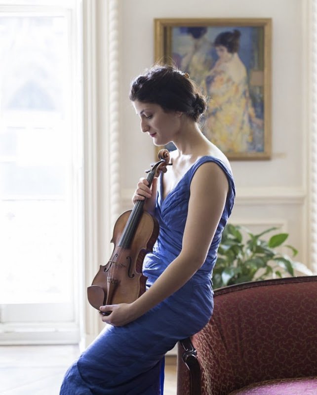 Photo of violinist, Michelle Ross in Salmagundi's parlor